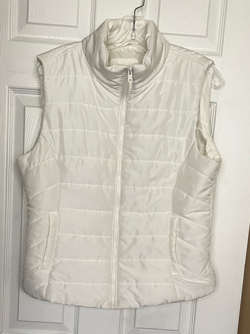 Women's Aeropostale White Puffer Vest. Size Large. Used Condition